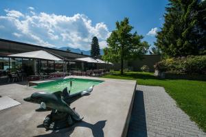 Bazén v ubytování Hotel & Bildungszentrum Matt nebo v jeho okolí