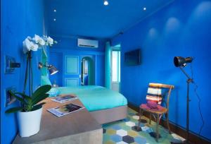 ソレントにあるEstate4home - La Grotta Azzurraの青いベッドルーム(ベッド1台、テーブル付)
