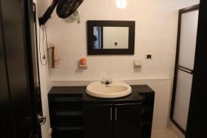 y baño con lavabo y espejo. en Apartamento buritaca 302 el rodadero, en Santa Marta