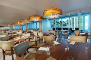Um restaurante ou outro lugar para comer em Megapolis Hotel Panama