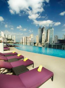 A piscina localizada em Megapolis Hotel Panama ou nos arredores