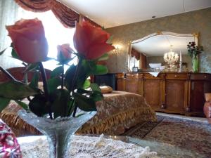 a vase with roses in a room with a bed at Weena House in Rotterdam