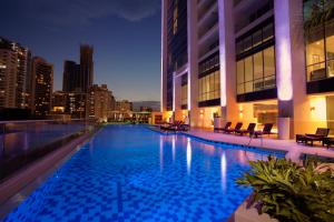 A piscina localizada em Megapolis Hotel Panama ou nos arredores