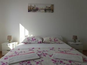 Postel nebo postele na pokoji v ubytování Guest House Konak kod Danke