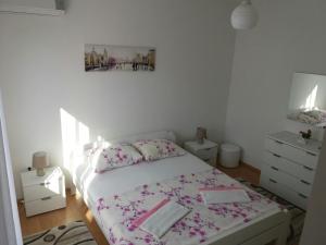 Postel nebo postele na pokoji v ubytování Guest House Konak kod Danke