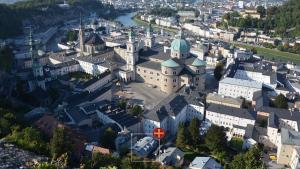 Nespecifikovaný výhled na destinaci Salcburk nebo výhled na město při pohledu z hotelu