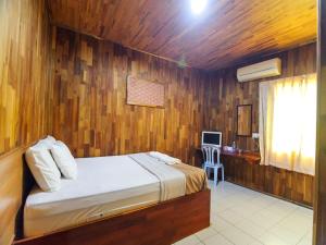 a bedroom with a bed and a desk and a window at Y&Z Hotel in Melaka