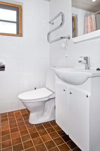 uma casa de banho branca com um WC e um lavatório em Årsunda Strandbad em Årsunda