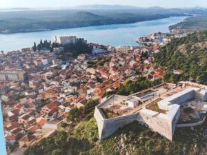 una vista aérea de una ciudad en una colina en Apartments Nina Juric en Brodarica