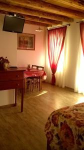 sypialnia ze stołem, łóżkiem i biurkiem w obiekcie Al Filò w mieście Marostica