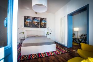 ein Schlafzimmer mit einem Bett und einem Wandgemälde in der Unterkunft Mi&Ti Bed&Breakfast in Vicenza