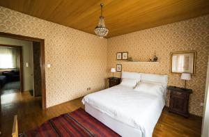 um quarto com uma grande cama branca num quarto em dalla manu em Treviso