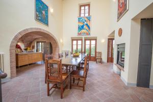 cocina y comedor con mesa y sillas en Villa Gemelli, en Volterra