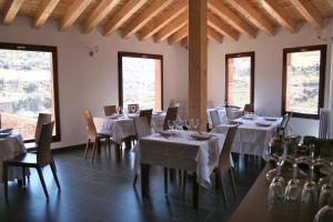 Reštaurácia alebo iné gastronomické zariadenie v ubytovaní Posada Real La Almazuela