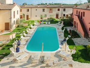 an overhead view of a swimming pool in a yard at Apt con piscina Il Borghetto - vicino San Gimignano in Gambassi Terme