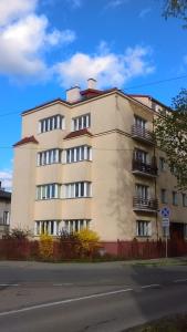 un gran edificio al lado de una calle en Apartament pod Piernikiem, en Toruń