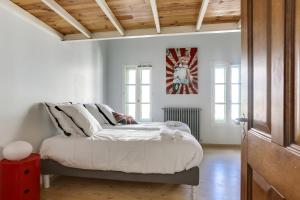 Una cama o camas en una habitación de Le Patio Carreterie - Maison chaleureuse avec Jacuzzi Extérieur Privatif - Primée pour sa déco