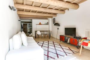 Una televisión o centro de entretenimiento en Le Patio Carreterie - Maison chaleureuse avec Jacuzzi Extérieur Privatif - Primée pour sa déco