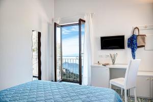 マッサ・ルブレンセにあるOleumのベッドルーム1室(ベッド1台、デスク、窓付)