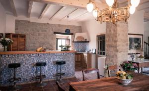 cocina con encimera y mesa en una habitación en Cortijo Montano, en Begíjar