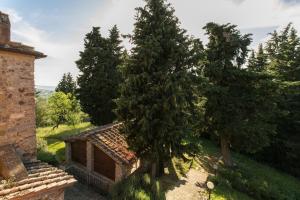 Ein Baum steht neben einem Gebäude in der Unterkunft Florence Country Relais in Fiesole