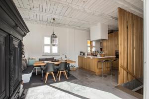 a kitchen and dining room with a table and chairs at Casa Opala Townhouse met Rooftop Pool in Olhão