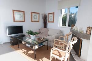 Televízia a/alebo spoločenská miestnosť v ubytovaní Messinian Blue Seaside Villa