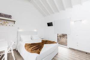 A bed or beds in a room at Insula Atlantis Apartments