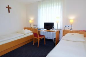 Postel nebo postele na pokoji v ubytování Tagungshaus Schönenberg