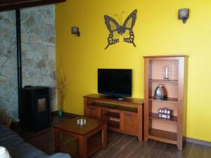 TV a/nebo společenská místnost v ubytování El Cordel de Gredos