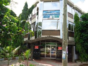 a building with the entrance to a sunny view hotel at Snow View Hotel Boma in Boma la Ngombe