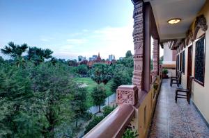 balcone con vista sulla città di RS II Guesthouse a Phnom Penh