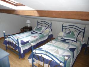 dos camas sentadas una al lado de la otra en una habitación en La peyrolyse, en Malvézie