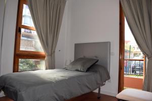 1 dormitorio con cama y ventana grande en Apartamento San Isidro, en La Orotava