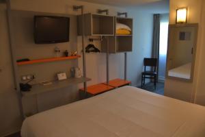 Postelja oz. postelje v sobi nastanitve Hotel du Parc Euromédecine by AKENA