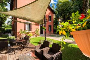a patio with a table and chairs and a house at Villa Casanova in Venice-Lido