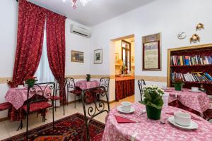 Reštaurácia alebo iné gastronomické zariadenie v ubytovaní Villa Casanova