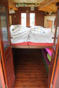 a bunk bed in a train car with at Pipowagen in Tynaarlo