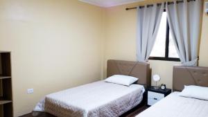 Cama ou camas em um quarto em Saipan Family Residence