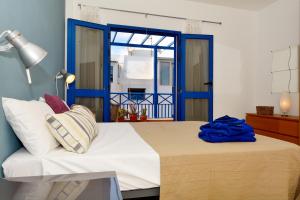 Un dormitorio con una cama grande con ventana. en Top Charco San Gines Stunning View Lanzarote By PVL, en Arrecife