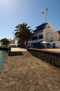 una pasarela de piedra junto al agua con palmeras en Top Charco San Gines Stunning View Lanzarote By PVL, en Arrecife 23 fotos más