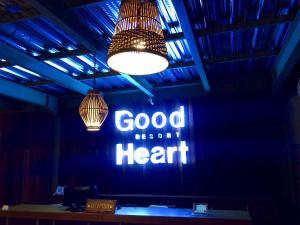 un signe qui dit bon agent cœur sur un mur dans l'établissement Good Heart Resort Gili Trawangan, à Gili Trawangan