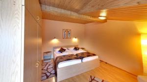 ein Schlafzimmer mit einem Bett in einem Zimmer in der Unterkunft Penzion Siesta in Vráble