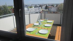 een tafel met wastafels op het balkon bij Komfort Apartment 1 DG Jürgen Kunzi in Filderstadt