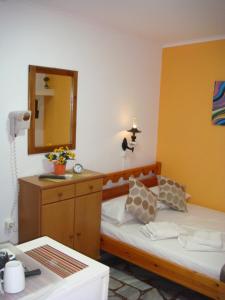 Gallery image of Boussetil Rooms CapAnMat in Tinos Town