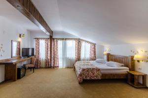 Un pat sau paturi într-o cameră la Cheile Gradistei Fundata Resort