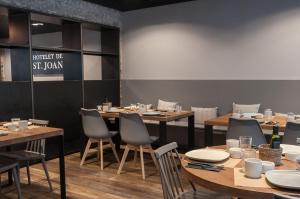 Reštaurácia alebo iné gastronomické zariadenie v ubytovaní Hotelet de Sant joan