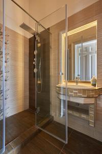 La salle de bains est pourvue d'une douche et d'un lavabo. dans l'établissement Falk Miksa Apartment, à Budapest