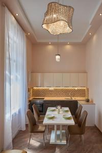 A restaurant or other place to eat at Falk Miksa Apartment