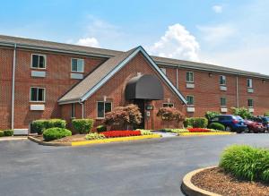 um edifício de tijolos com um parque de estacionamento em frente em Extended Stay America Select Suites - St Louis - Westport - Craig Road em Maryland Heights